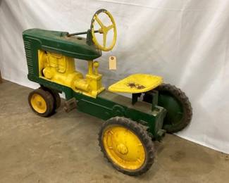 BACKVIEW PEDAL TRACTOR