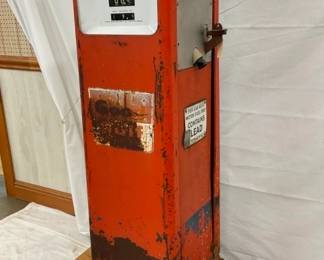 CLOSEUP VIEW GAS PUMP