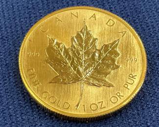 CLOSEUP VIEW GOLD MAPLE LEAF
