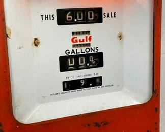 CLOSEUP VIEW GULF GAS PUMP