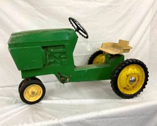 John Deere MODEL 520 PEDAL TRACTOR