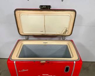 INSIDE VIEW W/LIFT TOP LID 