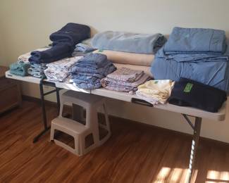 Linens, towels & queen size bedding