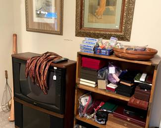 Old school working Zenith TV. Lots of jewelry display trays and boxes.