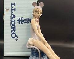Fine Rare Lladro Mouse Girl 5162 retired In Mint Condition Porcelain Collectible Figurine With Original Box
