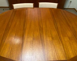 Table was always covered looks pristine