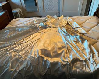 This wedding dress was found in an I. Magnin & Co. box, but is the dress really from there?  Whether it does or doesn't, it looks quite stunning.