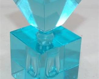 Lot 070   5 Bid(s)
Blue glass perfume bottle