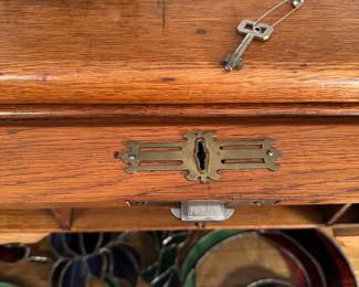 Serpentine roll top desk with key, the lock works
