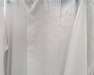 Stylish men's clothing in perfect condition:
Sizes M–L, 34/32 pants
Shoes size 12 D/B, 12 EEE in formal ware, leather, tap shoes
Suede and leather jackets, fashion sweaters, traditional African garments