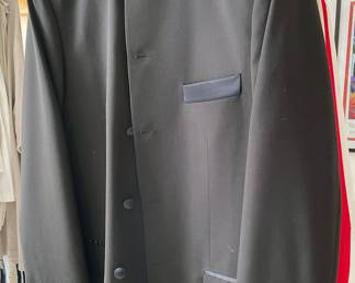 Stylish men's clothing in perfect condition:
Sizes M–L, 34/32 pants
Shoes size 12 D/B, 12 EEE in formal ware, leather, tap shoes
Suede and leather jackets, fashion sweaters, traditional African garments