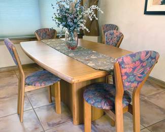 Vejle Mobelsnedkeri by Bent Olsen (Denmark) Dining room table, 8 chairs (late 1980s–midcentury modern), perfect condition