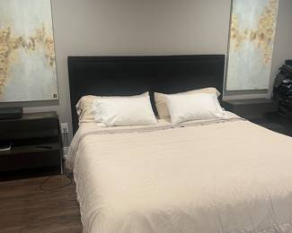 King size linen bed with a damaged corner that can be easily fixed. Other than that it’s in excellent condition $400 mattress is not included 