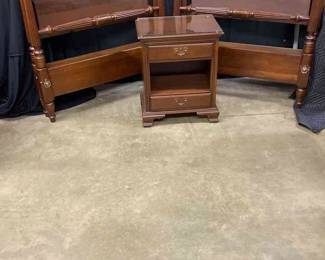 Dark Wood Twin Beds X 2 W Bedrails Glasstop Wooden Nightstand 