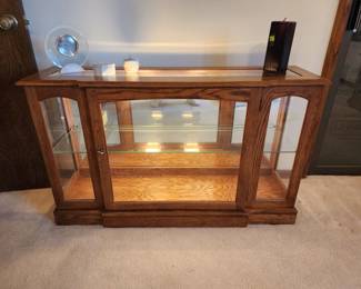Lighted display cabinet
