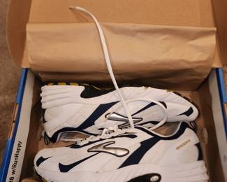 Brooks brand new tennis shoes size 13