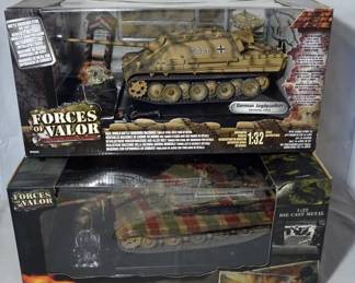 1085	FORCES OF VALOR WWII 1-32 DIECAST METAL LOT OF 2
