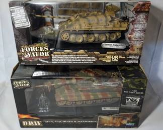 1086	FORCES OF VALOR WWII 1-32 DIECAST METAL LOT OF 2
