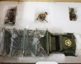 1319	KING & COUNTRY WWII SOLDIERS & TRANSPORT
