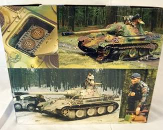 1129	COLLECTORS SHOWCASE WWII MINIATURE PANTHER TANK

