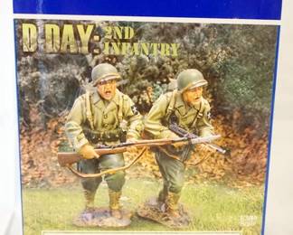 1110	COLLECTORS SHOWCASE WWII MINIATURE SOLDIERS BOXED SETS 
