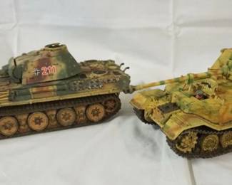1307	COLLECTORS SHOWCASE & KING & COUNTRY WWII SCALE TANKS
