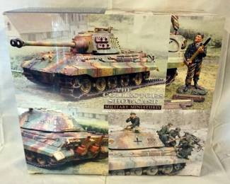 1138	COLLECTORS SHOWCASE WWII MINIATURE KING TIGERR HENSCHEL TANK
