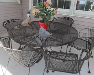 round  patio  table