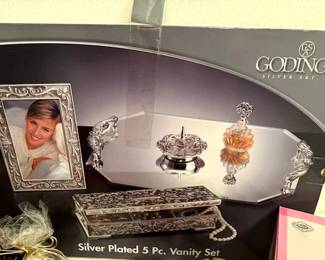 Christmas Gift ready for giving to you loved ones in the box brand new