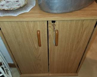 Locking cabinet