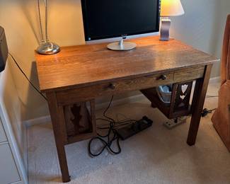 BUY IT NOW: Vintage Wooden Desk. $100