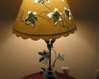 Two matching tablelamps.