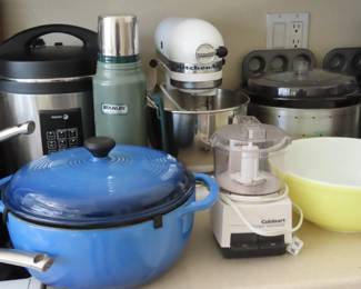 Blue Lodge cast iron dutch oven/casserole., Smart Pot, KitcheAid mixer, rice cooker. Pyrex.