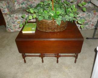 Drop-leaf vintage coffee table