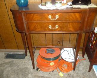 Beautiful vintage 2-drawer table