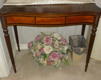 Vintage card table (opens)