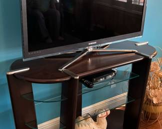 10	$80 	
Samsung TV 50 - approx 8 years old "									
11	$225 	
Wood and glass TV console Oval 50Wx18Dx30H	