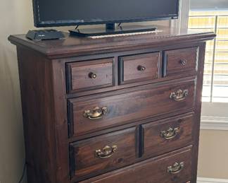 50	$450 	
Kling Colonial 5 pieces real wood dresser 72x20x33
2 side tables 22x18x25 with 1 drawer									
tall chest 49Hx38Wx20D									
Mirror 47Hx26W