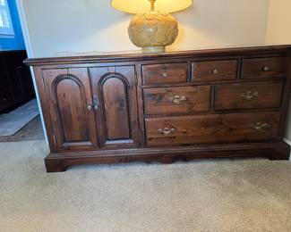 50	$450 	
Kling Colonial 5 pieces real wood dresser 72x20x33
2 side tables 22x18x25 with 1 drawer									
tall chest 49Hx38Wx20D									
Mirror 47Hx26W