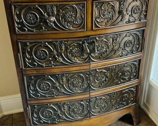 23	$140 	
Chest 28Wx16Dx36H 1 pull shelve/ 2 side by side drawers & cabinet doors	