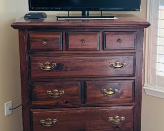 50	$450 	
Kling Colonial 5 pieces real wood dresser 72x20x33
2 side tables 22x18x25 with 1 drawer									
tall chest 49Hx38Wx20D									
Mirror 47Hx26W