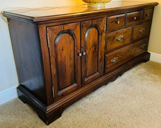 50	$450 	
Kling Colonial 5 pieces real wood dresser 72x20x33
2 side tables 22x18x25 with 1 drawer									
tall chest 49Hx38Wx20D									
Mirror 47Hx26W