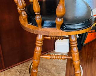 22	$100 	
Pair of pub style barstools 19Wx18Dx42H to the top $100swivel	