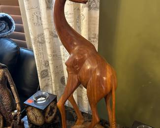 Beautifully Carved Wooden Giraffe!