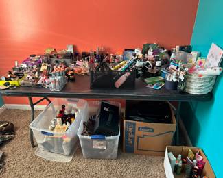 100's and 100's (over 1,000) Top of the Line Cosmetics in New or Like New Condition including: Lipsticks, Eye Shadows, Lip Glosses, Lotions, Perfumes, Hair Products, the list goes on and on!!! A great way to pick up these Christmas Gifts and Personal Use items!