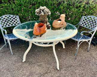 CAST ALUMINUM TABLE CHAIRS.