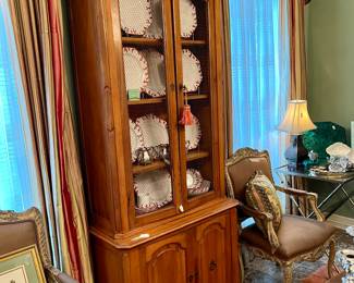 RICH PETITE CHICKEN WIRE CHINA CABINET/CURIO