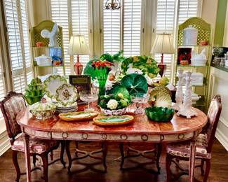 Breakfast area with lots of majolica, white ceramics.  