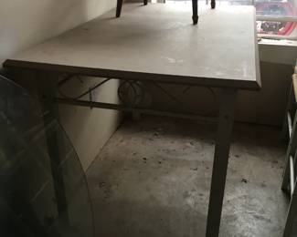 Metal base table w/4 chairs