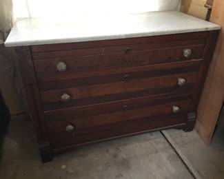 Early 1900s dresser w/marble top (marble damaged)